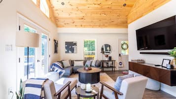 Een smart-tv, boeken en een stereo