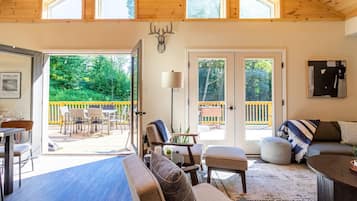 Een smart-tv, boeken en een stereo