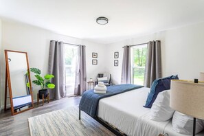 3 Schlafzimmer, Schreibtisch, Bügeleisen/Bügelbrett, Reisekinderbett