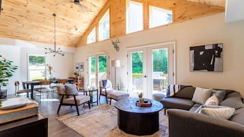 Smart TV, libros y estéreo