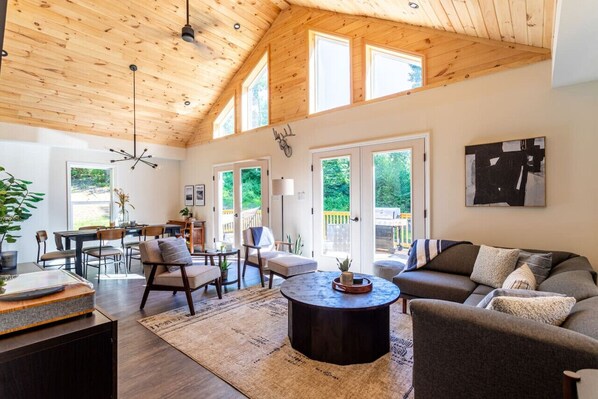 Smart-TV, Bücher, Stereoanlage