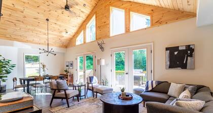 Modern Chalet w/ Firepit, BBQ, Fast Wi-Fi, Deck