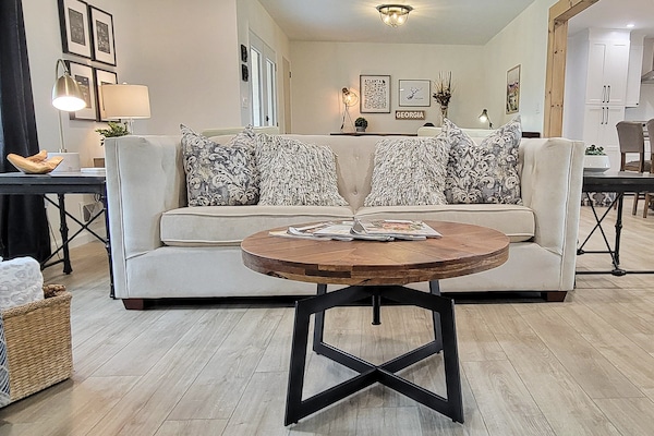 Oversized Family Room with Lots of seating, swivel chairs, Roku TV, Stereo
