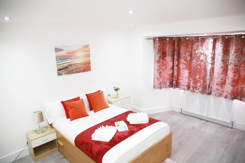 Deluxe 4-bed House Close2 Wembley Stadium