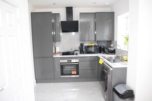 Casa | Cocina privada | Frigorífico, microondas, horno y placa de cocina