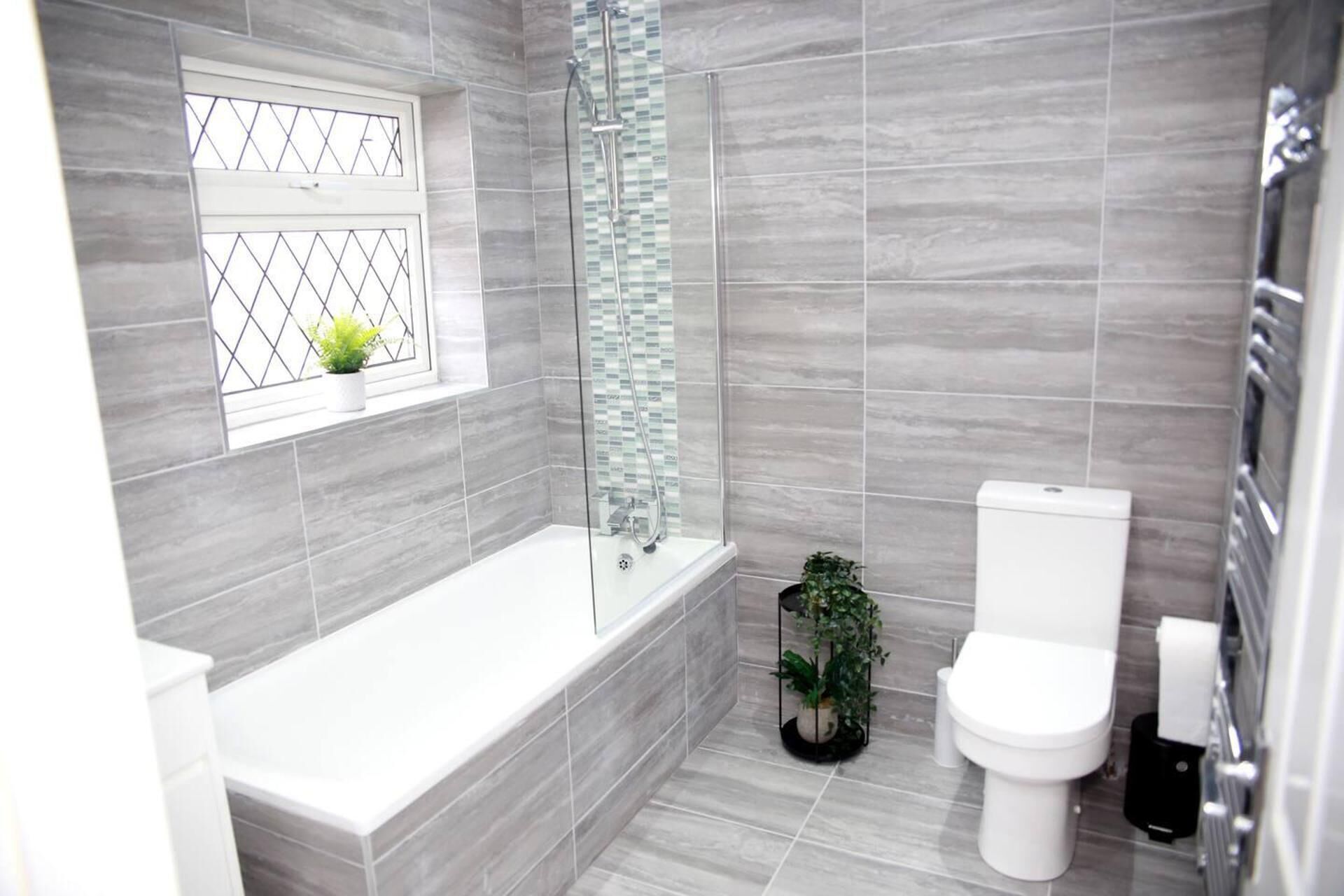 House | Bathroom | Combined shower/bathtub, deep-soaking bathtub, free toiletries