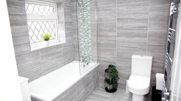 House | Bathroom | Combined shower/bathtub, deep-soaking bathtub, free toiletries