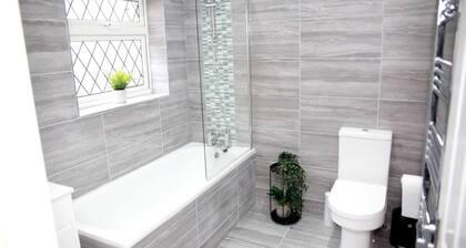 Deluxe 4-bed House Close2 Wembley Stadium
