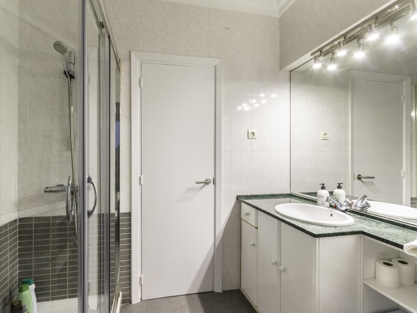 Een douche, milieuvriendelijke toiletartikelen, een haardroger