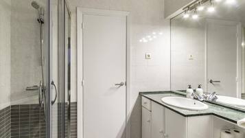 Een douche, milieuvriendelijke toiletartikelen, een haardroger