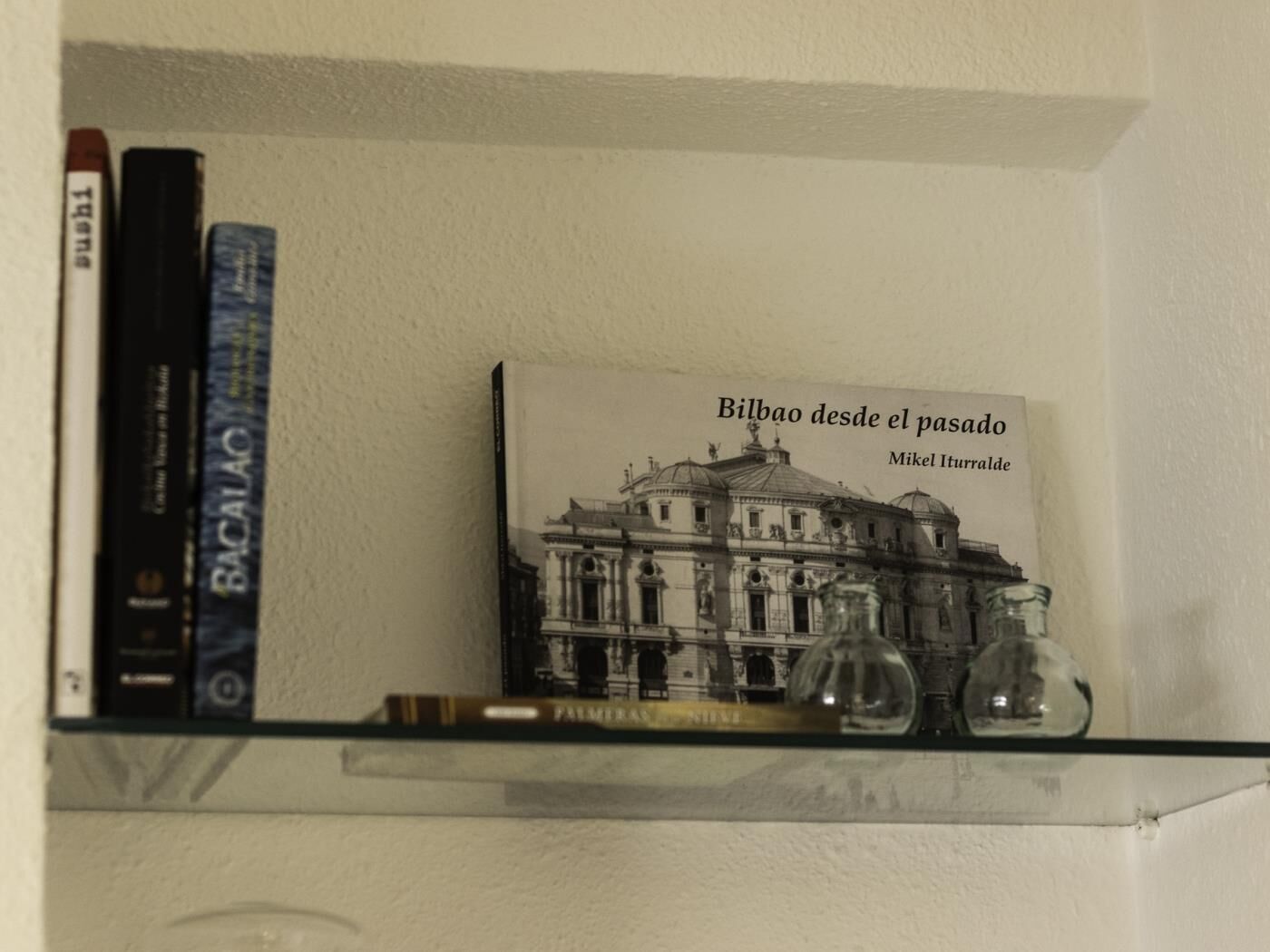 Un libro titulado 'Bilbao desde el pasado' de Mikel Iturralde en una estantería.
