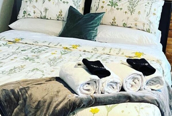 Iron/ironing board, free WiFi, bed sheets