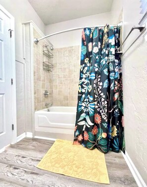 Hair dryer, towels - Completely remodeled efficiency unit one block from the Smithville square (Smithville)