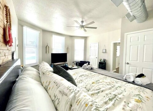 Completely remodeled efficiency unit one block from the Smithville square