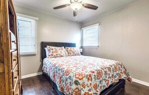 2 bedrooms, iron/ironing board, free WiFi, bed sheets - Great for a staycation, or work-from-home alternative (Kansas City)