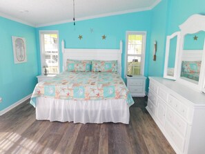 4 bedrooms, iron/ironing board, WiFi, bed sheets