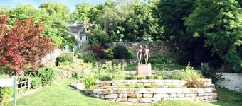 Updated efficiency unit attached to the Parlor on Paris - Rent both and save