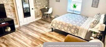 Updated efficiency unit attached to the Parlor on Paris - Rent both and save