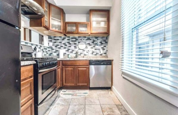 冰箱、微波炉、烤箱、炉灶