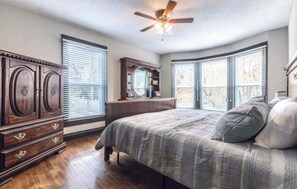 5 bedrooms, desk, iron/ironing board, free WiFi