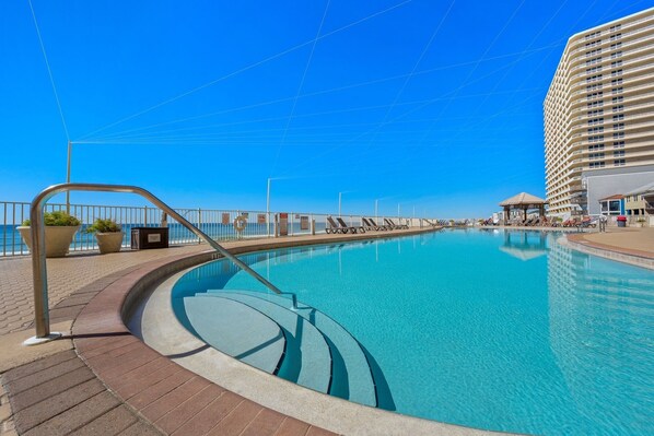 Een verwarmd zwembad