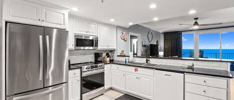 Réfrigérateur, micro-ondes, four, plaque de cuisson