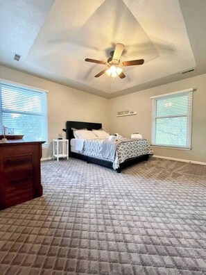 2 bedrooms, iron/ironing board, free WiFi - Modern and cozy home nestled a few blocks from downtown Smithville, MO (Smithville)