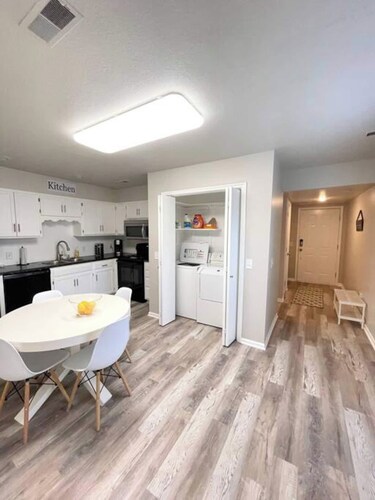 Modern and cozy home nestled a few blocks from downtown Smithville, MO