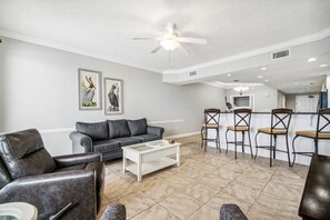 TV - 2BR condo w/ pool, gym & daily attraction perks (Panama City Beach)