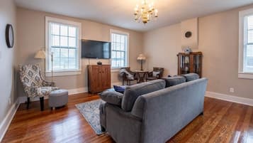 Smart TV, fireplace, DVD player
