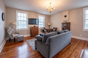 Älytelevisio, takka, DVD-soitin