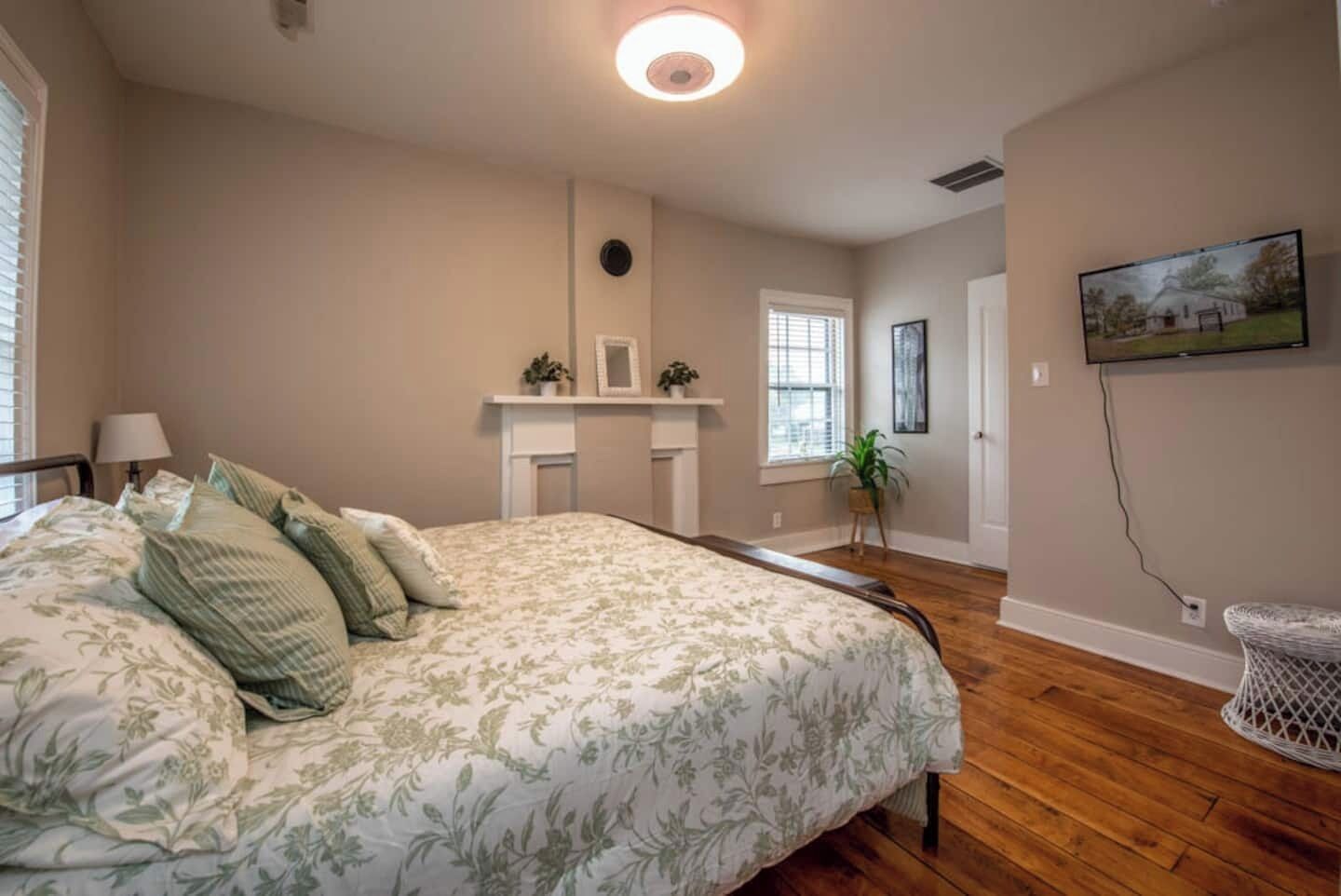 3 habitaciones, escritorio, tabla de planchar con plancha y wifi gratis 