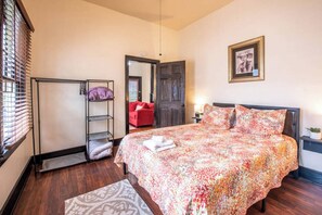 2 bedrooms, desk, iron/ironing board, free WiFi