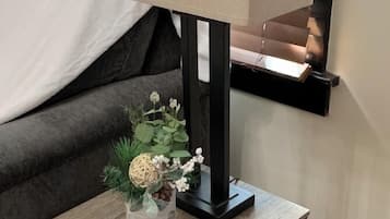 2 quartos, escrivaninha, ferros/tábuas de passar roupa