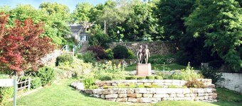 Vibey home a few blocks from downtown Hannibal