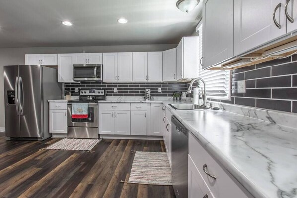 Fridge, microwave, stovetop, dishwasher