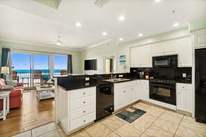 Frigorifero, microonde, forno, piano cottura