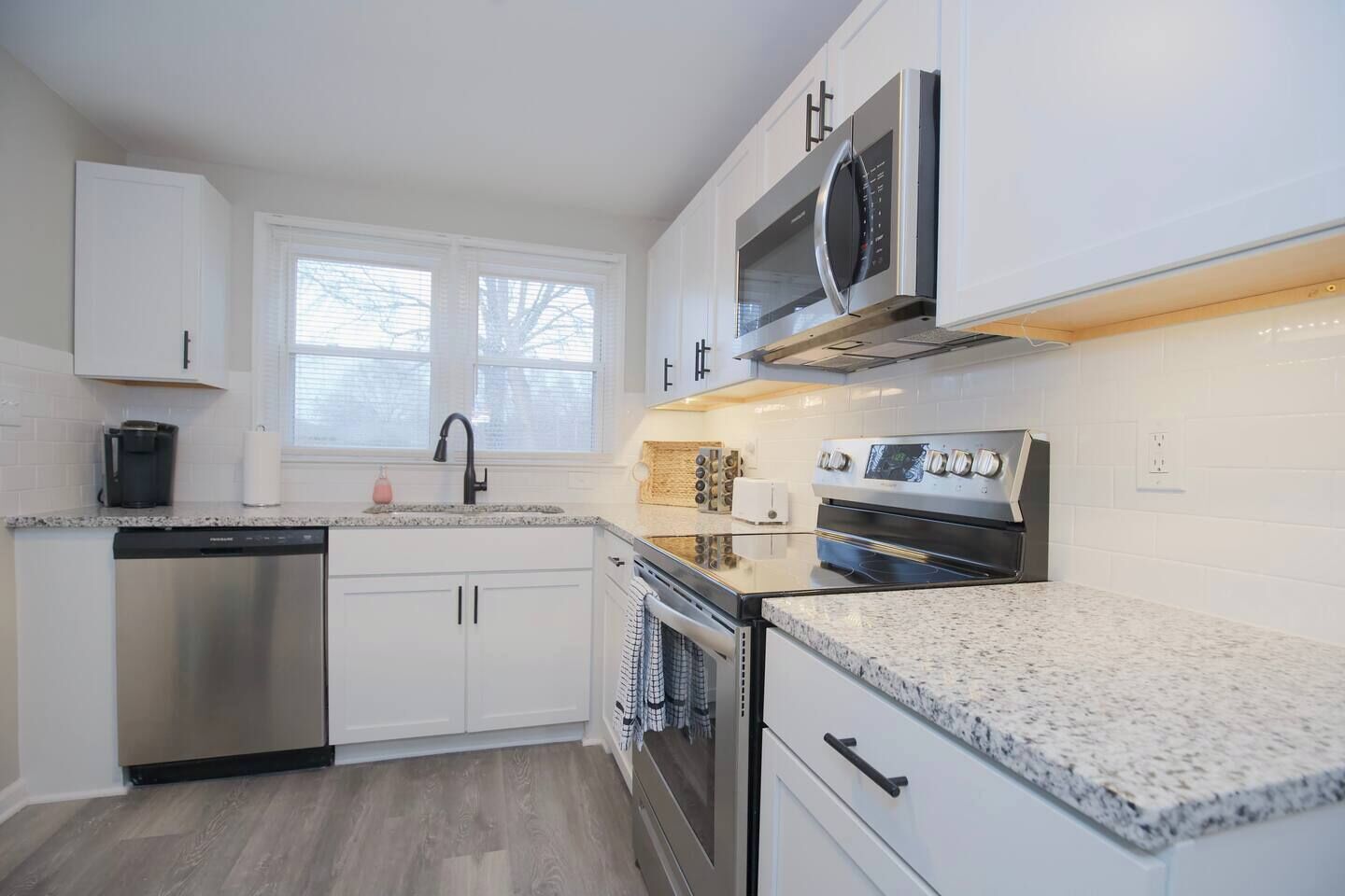 Kjøleskap, mikrobølgeovn, ovn og kokeplater