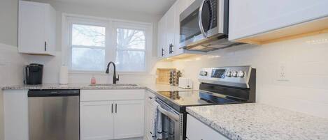 Kjøleskap, mikrobølgeovn, ovn og kokeplater