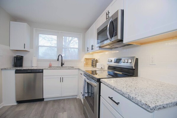 Refrigerador, microondas, horno y parrilla de estufa 