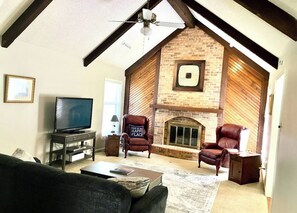 Smart TV, chimenea y oficina