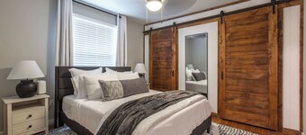 Cozy Three-bedroom home 15 minutes from downtown Kansas City