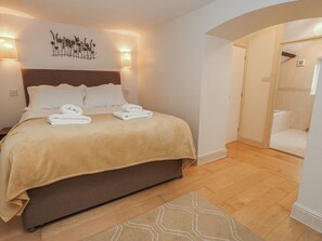 4 bedrooms, individually decorated, individually furnished, free WiFi - The Grain Store (Weymouth)