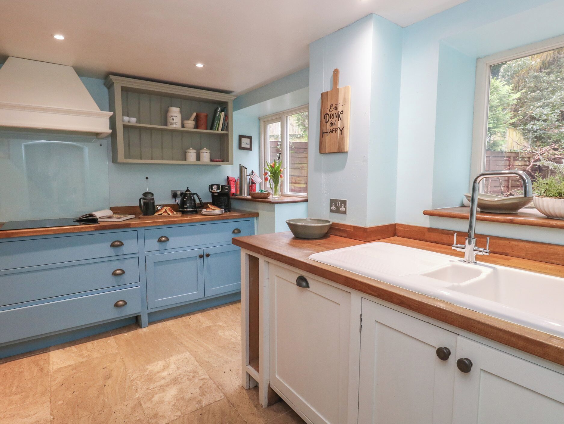 Kjøleskap, vannkoker, brødrister og kjøkkenutstyr