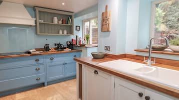 Kjøleskap, vannkoker, brødrister og kjøkkenutstyr