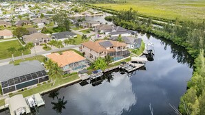 Et boligområde med huse, en kanal og en bro med både.