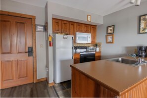 Fridge, microwave, oven, stovetop - HH 110: Snow-Kissed Nights – Hot Tub, Village Strolls & Mountain Vistas (Snowshoe)