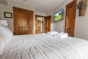 1 bedroom, free WiFi, bed sheets - HH 110: Snow-Kissed Nights – Hot Tub, Village Strolls & Mountain Vistas (Snowshoe)