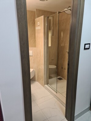 Shower, hair dryer, towels, soap - ForS Resort Family Room (Београд)
