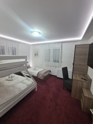 2 bedrooms, WiFi, bed sheets - ForS Resort Family Room (Бео град)